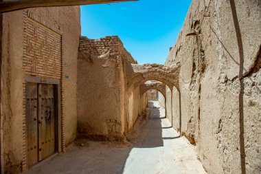 Yazd - İran. 23 Nisan 2017. Yazd, İran 'daki Sessizlik Tapınağı. Evet. Dolambaçlı yolları, porsuk ormanı, çamurlu tuğlalı evleri ve kalacak güzel yerleriyle Yezd 'sakın kaçırmayın' bir varış noktasıdır.. 