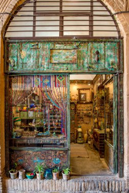 Vakil Çarşısı, Şii Çarşısı 'nın 11. yüzyılda Karim Khan tarafından Shiraz' ı önemli bir ticaret merkezi haline getirmek amacıyla inşa edilen ana bölümüdür. Şiraz - İran