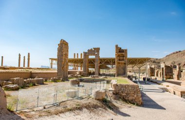 Şiraz - İran. 24 Nisan 2017. Persepolis 'e hoş geldiniz. Antik dünyanın en büyük harikalarından biri olan Persepolis sadece büyük bir mimari değil, aynı zamanda büyük bir fikri de somutlaştırıyor.. 