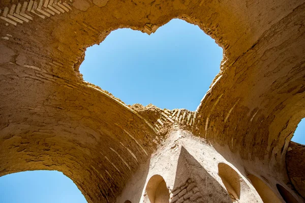 Yazd - İran. 23 Nisan 2017. Yazd, İran 'daki Sessizlik Tapınağı. Evet. Dolambaçlı yolları, porsuk ormanı, çamurlu tuğlalı evleri ve kalacak güzel yerleriyle Yezd 'sakın kaçırmayın' bir varış noktasıdır.. 