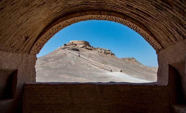 Yazd - İran. 23 Nisan 2017. Yazd, İran 'daki Sessizlik Tapınağı. Evet. Dolambaçlı yolları, porsuk ormanı, çamurlu tuğlalı evleri ve kalacak güzel yerleriyle Yezd 'sakın kaçırmayın' bir varış noktasıdır.. 