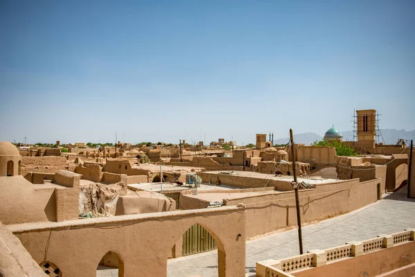 Yazd - İran. 23 Nisan 2017. Yazd, İran 'daki Sessizlik Tapınağı. Evet. Dolambaçlı yolları, porsuk ormanı, çamurlu tuğlalı evleri ve kalacak güzel yerleriyle Yezd 'sakın kaçırmayın' bir varış noktasıdır.. 