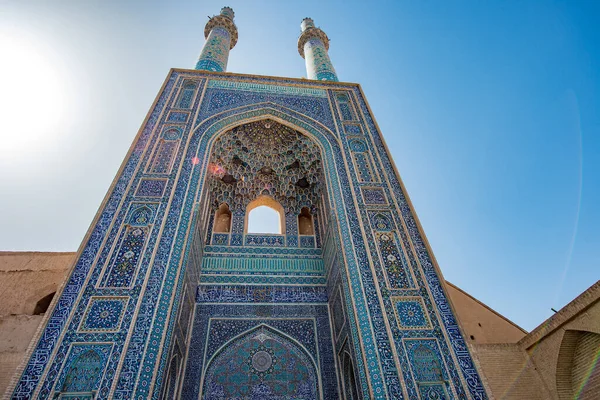 İran 'daki Jame Yazd Camii. Camiye İran 'daki en yüksek minareler tarafından taç giydirildi..