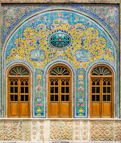 王宮の太陽の建物のエディションペルシャの首都で建物のゴレスタン最古のグループは 1865年に現在の形に再建されました イラン テヘラン — ストック写真