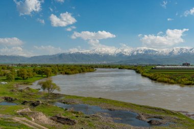 Mus Şehri / Türkiye. Murat Nehri ve Mus 'taki Antik Köprü.