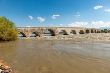 Mus Şehri / Türkiye. Murat Nehri ve Mus 'taki Antik Köprü.