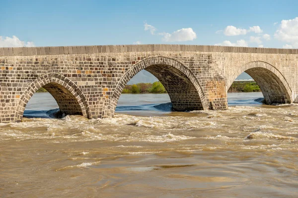 Mus Şehri / Türkiye. Murat Nehri ve Mus 'taki Antik Köprü.