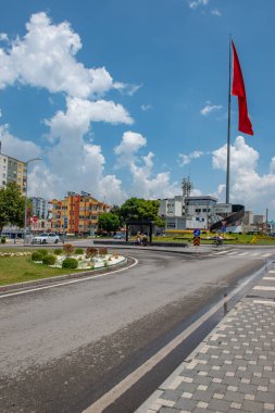 Musa Şahin Bulvarı 'ndan Osmaniye şehri manzarası. Osmaniye - Türkiye.