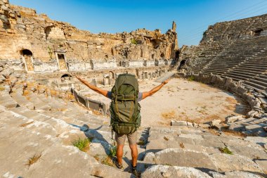 Aksu, Antalya / Türkiye - 05 Ağustos 2018. Perge 'de bir yürüyüşçü (Perga Antik Kenti) Antik Şehir ve Harabeler.