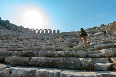 Aksu, Antalya / Türkiye - 05 Ağustos 2018. Perge 'de bir yürüyüşçü (Perga Antik Kenti) Antik Şehir ve Harabeler.