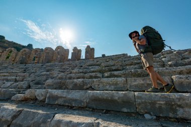 Aksu, Antalya / Türkiye - 05 Ağustos 2018. Perge 'de bir yürüyüşçü (Perga Antik Kenti) Antik Şehir ve Harabeler. 