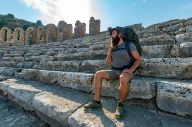 Aksu, Antalya / Türkiye - 05 Ağustos 2018. Perge 'de bir yürüyüşçü (Perga Antik Kenti) Antik Şehir ve Harabeler. 