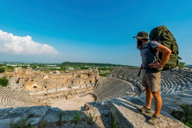 Aksu, Antalya / Türkiye - 05 Ağustos 2018. Perge 'de bir yürüyüşçü (Perga Antik Kenti) Antik Şehir ve Harabeler. 