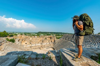 Aksu, Antalya / Türkiye - 05 Ağustos 2018. Perge 'de bir yürüyüşçü (Perga Antik Kenti) Antik Şehir ve Harabeler. 