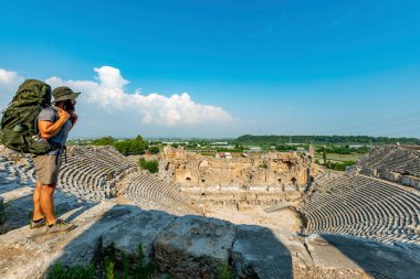 Aksu, Antalya / Türkiye - 05 Ağustos 2018. Perge 'de bir yürüyüşçü (Perga Antik Kenti) Antik Şehir ve Harabeler. 