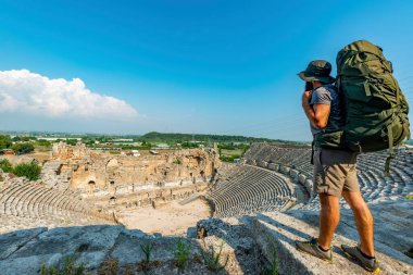 Aksu, Antalya / Türkiye - 05 Ağustos 2018. Perge 'de bir yürüyüşçü (Perga Antik Kenti) Antik Şehir ve Harabeler. 