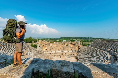 Aksu, Antalya / Türkiye - 05 Ağustos 2018. Perge 'de bir yürüyüşçü (Perga Antik Kenti) Antik Şehir ve Harabeler. 