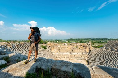 Aksu, Antalya / Türkiye - 05 Ağustos 2018. Perge 'de bir yürüyüşçü (Perga Antik Kenti) Antik Şehir ve Harabeler.