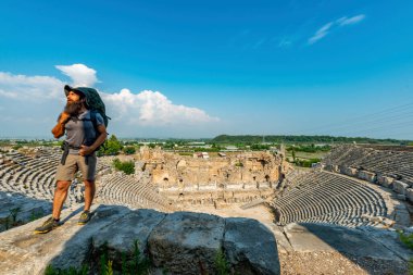 Aksu, Antalya / Türkiye - 05 Ağustos 2018. Perge 'de bir yürüyüşçü (Perga Antik Kenti) Antik Şehir ve Harabeler.