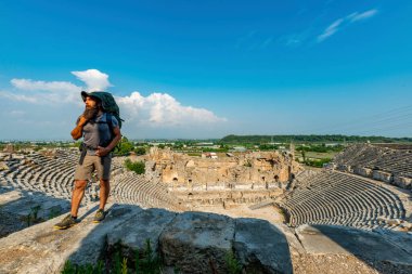 Aksu, Antalya / Türkiye - 05 Ağustos 2018. Perge 'de bir yürüyüşçü (Perga Antik Kenti) Antik Şehir ve Harabeler.
