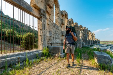 Aksu, Antalya / Türkiye - 05 Ağustos 2018. Perge 'de bir yürüyüşçü (Perga Antik Kenti) Antik Şehir ve Harabeler.