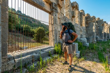 Aksu, Antalya / Türkiye - 05 Ağustos 2018. Perge 'de bir yürüyüşçü (Perga Antik Kenti) Antik Şehir ve Harabeler.