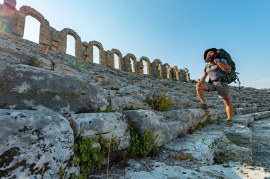 Aksu, Antalya / Türkiye - 05 Ağustos 2018. Perge 'de bir yürüyüşçü (Perga Antik Kenti) Antik Şehir ve Harabeler.