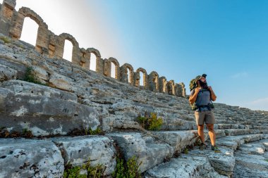 Aksu, Antalya / Türkiye - 05 Ağustos 2018. Perge 'de bir yürüyüşçü (Perga Antik Kenti) Antik Şehir ve Harabeler.