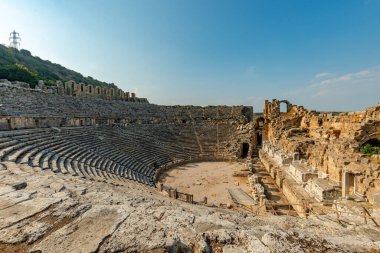 Aksu, Antalya / Türkiye - 05 Ağustos 2018. Perge 'de bir yürüyüşçü (Perga Antik Kenti) Antik Şehir ve Harabeler.