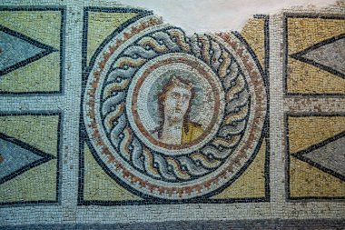 Türkiye 'nin Gaziantep kentindeki Zeugma Mozaik Müzesini ziyaret ediyorlar. 