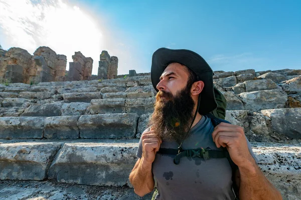 Aksu, Antalya / Türkiye - 05 Ağustos 2018. Perge 'de bir yürüyüşçü (Perga Antik Kenti) Antik Şehir ve Harabeler. 