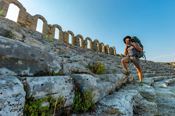 Aksu, Antalya / Türkiye - 05 Ağustos 2018. Perge 'de bir yürüyüşçü (Perga Antik Kenti) Antik Şehir ve Harabeler.