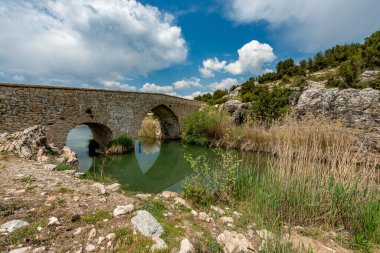 Seki, Elmali - Antalya / Türkiye. 30 Nisan 2018. Türkiye 'nin Fethiye ilçesi yakınlarındaki Urluca köyünde Xanthos nehri ve tarihi Osmanlı köprüsü.
