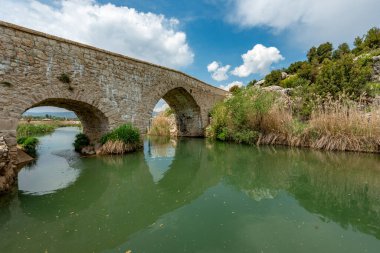 Seki, Elmali - Antalya / Türkiye. 30 Nisan 2018. Türkiye 'nin Fethiye ilçesi yakınlarındaki Urluca köyünde Xanthos nehri ve tarihi Osmanlı köprüsü.