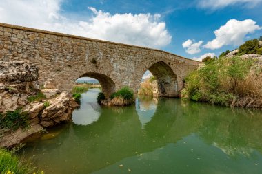 Seki, Elmali - Antalya / Türkiye. 30 Nisan 2018. Türkiye 'nin Fethiye ilçesi yakınlarındaki Urluca köyünde Xanthos nehri ve tarihi Osmanlı köprüsü.
