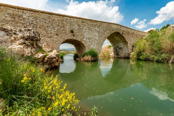 Seki, Elmali - Antalya / Türkiye. 30 Nisan 2018. Türkiye 'nin Fethiye ilçesi yakınlarındaki Urluca köyünde Xanthos nehri ve tarihi Osmanlı köprüsü.