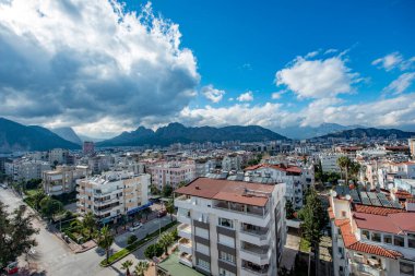 Antalya, Türkiye. Antalya şehir manzaralı dağ ve bulutlu gökyüzü..