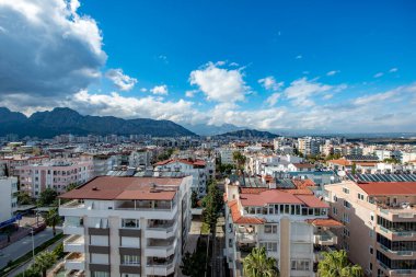 Antalya, Türkiye. Antalya şehir manzaralı dağ ve bulutlu gökyüzü..