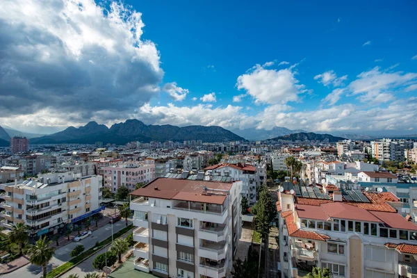 Antalya, Türkiye. Antalya şehir manzaralı dağ ve bulutlu gökyüzü..