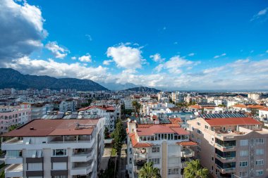 Antalya, Türkiye. Antalya şehir manzaralı dağ ve bulutlu gökyüzü..