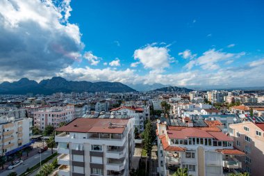 Antalya, Türkiye. Antalya şehir manzaralı dağ ve bulutlu gökyüzü..