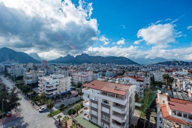 Antalya, Türkiye. Antalya şehir manzaralı dağ ve bulutlu gökyüzü..