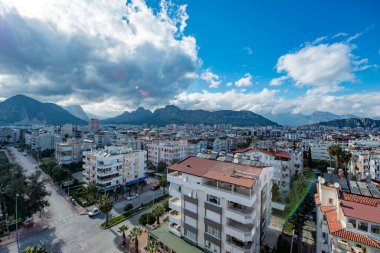 Antalya, Türkiye. Antalya şehir manzaralı dağ ve bulutlu gökyüzü..