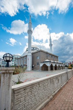 Antalya, Türkiye. Antalya şehir manzaralı dağ ve bulutlu gökyüzü..