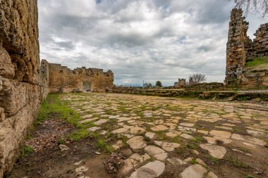 Antalya, hindi. 20 Şubat 2018. Antalya 'nın 19 km doğusundaki Perge Antalya antik kenti, Antalya' nın en önemli şehirlerinden biriydi..