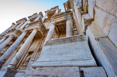 Selçuk, İzmir - Türkiye. 25 Aralık 2017. Celsus Kütüphanesi. İzmir 'in Selcuk kentindeki Antik Efes Kenti - Türkiye