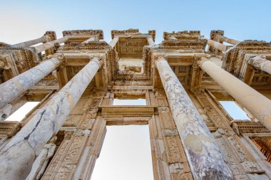 Selçuk, İzmir - Türkiye. 25 Aralık 2017. Celsus Kütüphanesi. İzmir 'in Selcuk kentindeki Antik Efes Kenti - Türkiye