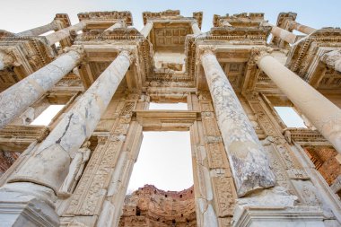 Selçuk, İzmir - Türkiye. 25 Aralık 2017. Celsus Kütüphanesi. İzmir 'in Selcuk kentindeki Antik Efes Kenti - Türkiye