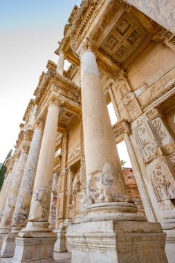 Selçuk, İzmir - Türkiye. 25 Aralık 2017. Celsus Kütüphanesi. İzmir 'in Selcuk kentindeki Antik Efes Kenti - Türkiye
