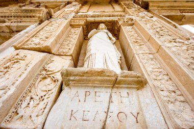 Selçuk, İzmir - Türkiye. 25 Aralık 2017. Celsus Kütüphanesi. İzmir 'in Selcuk kentindeki Antik Efes Kenti - Türkiye